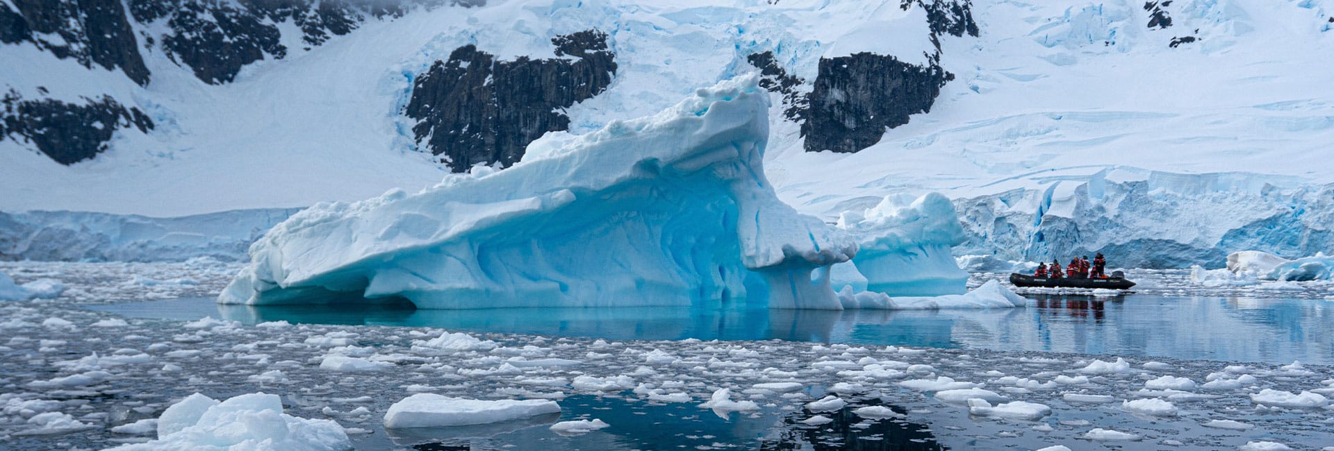 Antartida paseo en gomon entre glaciares